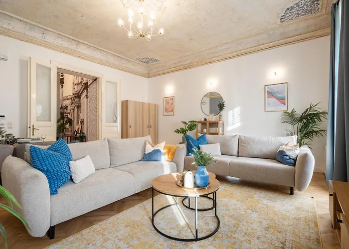 Comfy Downtown Hideaway With Urban Touch